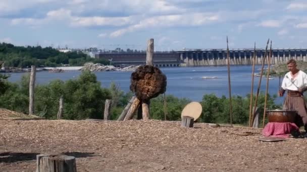 Entrenamientos cosacos modernos de Ucrania con hacha en las orillas del río Dnieper — Vídeo de stock