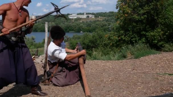 Entrenamiento moderno de cosacos de Ukranian con arma en las orillas del río Dnieper — Vídeos de Stock