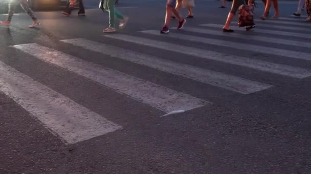 Οι άνθρωποι που περπατούν στο σταυροδρόμι το βράδυ — Αρχείο Βίντεο