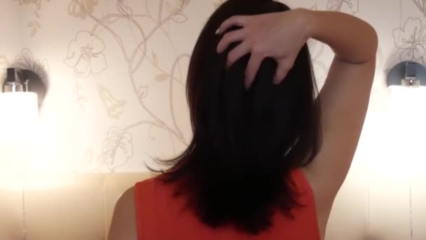 A menina morena se move, toca e endireita o cabelo com a mão . — Vídeo de Stock