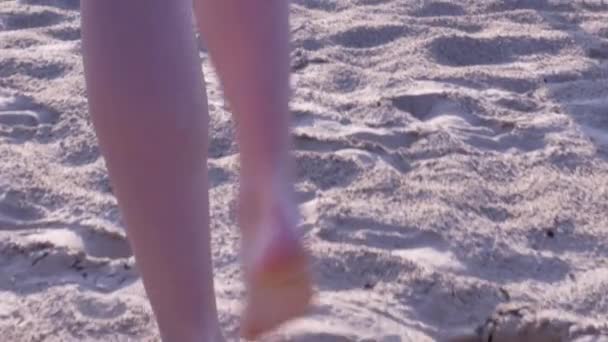 Weibchen hinkt beim Barfußlaufen im Sand hinterher — Stockvideo