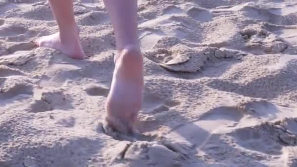 Mädchen läuft barfuß auf Zehenspitzen im Sand — Stockvideo