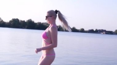 Bikini bir göl kıyısında yalınayak handsprings dönüm seksi kız