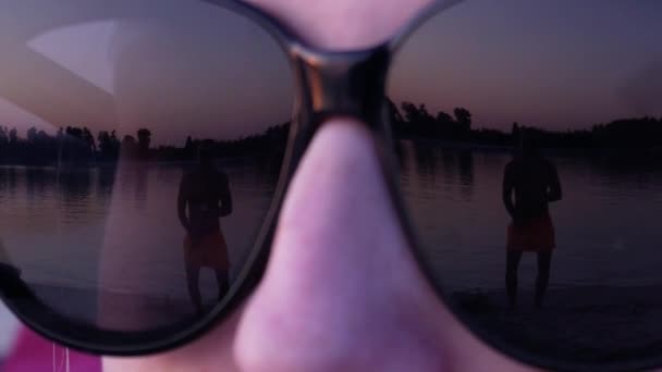 Reflexão de um homem dançante em óculos de sol femininos — Vídeo de Stock