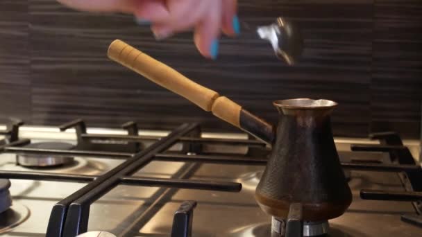 女性手用铜制咖啡在煤气炉上制作土耳其咖啡的过程 — 图库视频影像