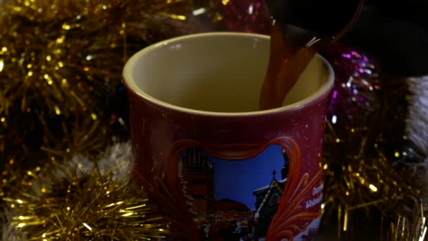 Налить молоко в новогоднюю кофейную кружку — стоковое видео