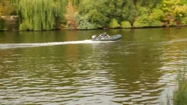Homme chevauchant rapidement dans un bateau à moteur gonflable — Video