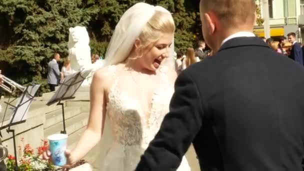 Braut und Bräutigam tanzen draußen — Stockvideo
