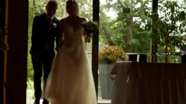 Brudgummen kommer in i restaurangen — Stockvideo
