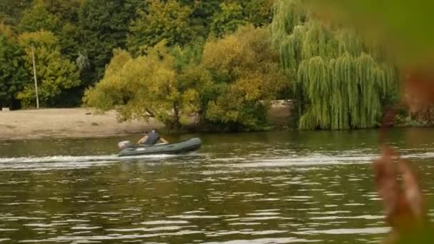 Homme chevauchant un bateau à moteur gonflable 