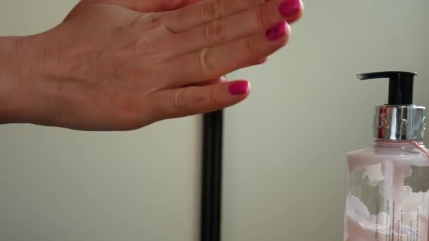 Primer plano de las manos femeninas aplicando crema de manos — Vídeos de Stock