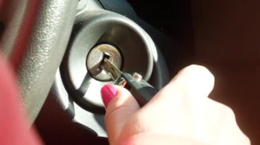Motoru çalıştırmak için bir araba anahtarı çalıştırılıyor