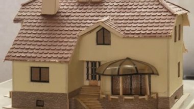 Kulübe modelinin arka planında bir ev anahtarı vermek