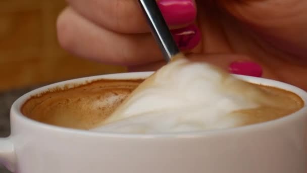 Mexendo cappuccino cremoso ou café latte — Vídeo de Stock