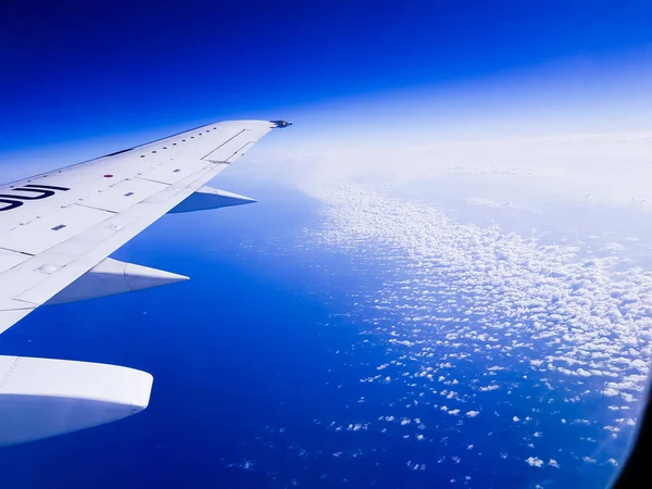 窓から飛行機の翼 アヴィン ヌーブス シエロ トラヴス ヴェンタナ アヴィン — ストック写真