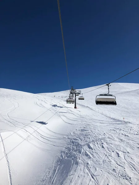 斜坡上方的滑雪升降机 — 图库照片