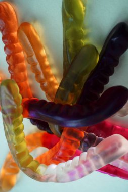 Bir sürü jelibon solucanı.