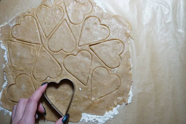 Kalp şeklinde kurabiye kesiciler bayram kurabiyelerini kesiyorlar..