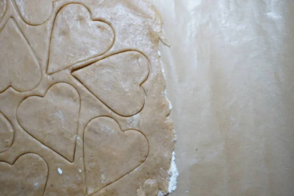 Kalp şeklinde kurabiye kesiciler bayram kurabiyelerini kesiyorlar..