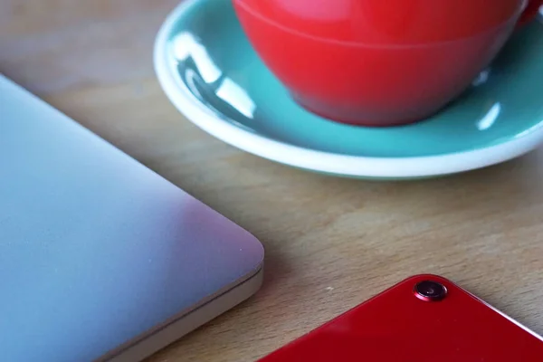 Akıllı telefon, defter ve kahve ile işyeri geçmişi.