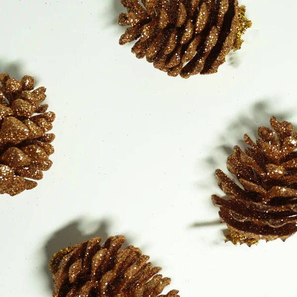 Bonitos cones de abeto de Natal de ouro. — Fotografia de Stock
