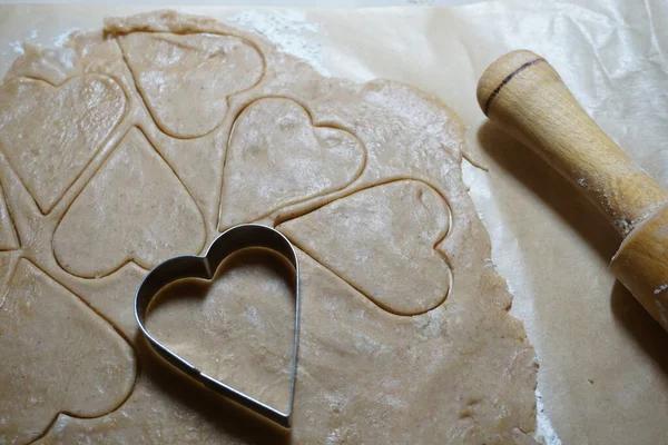 Kalp şeklinde kurabiye kesiciler bayram kurabiyelerini kesiyorlar..