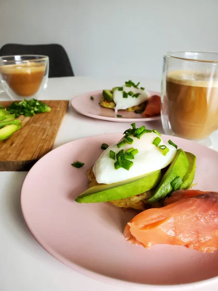 Avocado Toast Poached Egg Smoked Salmon Pink Plate — Stock Photo, Image