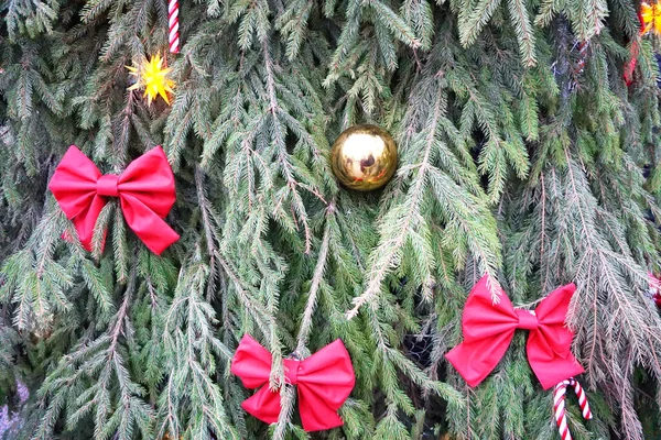 Fir Træ Med Dekorative Bolde Julebaggrund - Stock-foto
