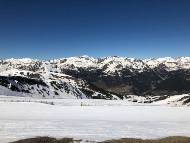 Andorra 'daki güzel dağlar. Kayak merkezi.