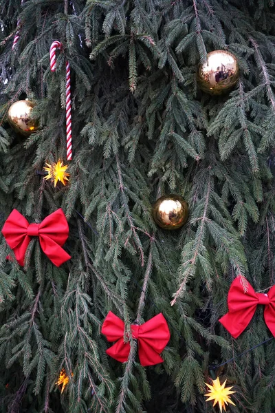 Abeto Con Bolas Decorativas Fondo Navidad —  Fotos de Stock