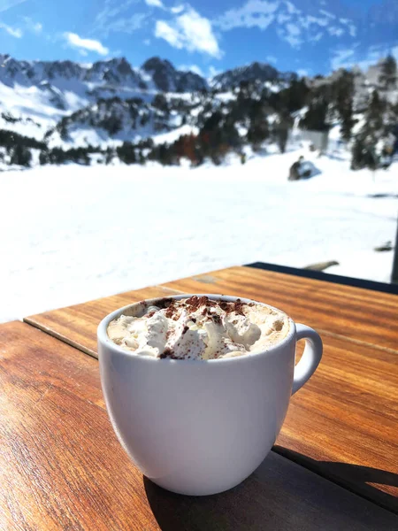 山里的一杯咖啡 滑雪胜地 安道尔 — 图库照片