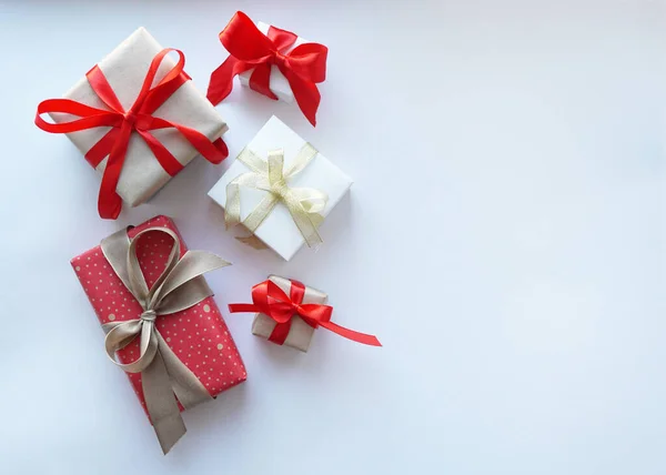 Geschenk Box Mit Schleife Auf Weißem Hintergrund Weihnachtskonzept — Stockfoto