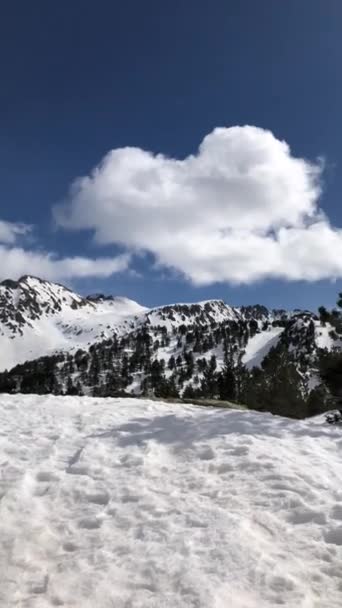 Hory v Andorře. Lyžařské středisko. — Stock video