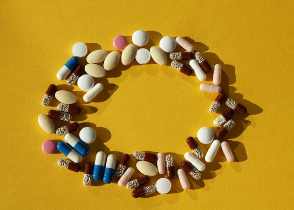 Veel Kleurrijke Pillen Gele Achtergrond Met Kopieerruimte Gezondheidszorgconcept — Stockfoto