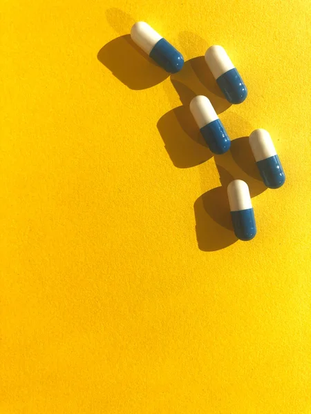 Veel Kleurrijke Pillen Gele Achtergrond Gezondheidszorgconcept — Stockfoto