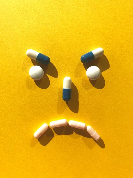 Obličej Modrých Pilulek Žlutém Texturovaném Pozadí — Stock fotografie