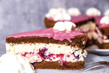 Ekşi Vişneli Mascarpone Peynir Kremalı Çikolatalı Kek, Ekşi Vişne Şekeri Sır ve Krem Şanti