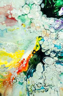 Tuval üzerine Modern, Soyut, Renkli Sanat Fotoğrafı; Yeşil, Mavi, Sarı ve Kırmızı Sıçramalı Akrilik Pour ve Küçük Hücreler