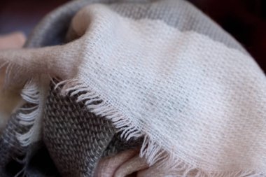 Sığ Alan Derinliği, Kenarda Küçük Püsküllü Kadın Pembe ve Gri Kaşmir Dokuma Atkının Yakasının Yakınlığı, Ön ve Tersteki Lifleri Gösterir