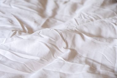 Aktif, Huzursuz Bir Geceden Sonra Sabah Yatakta Buruşuk, Beyaz Çarşafların Yan Görünümü 