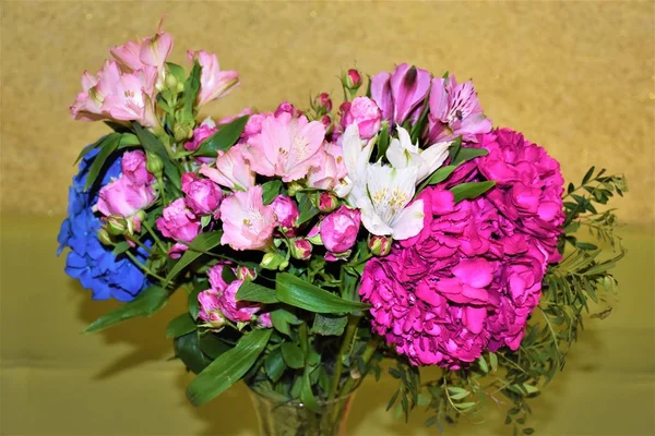 Bir buket pembe çiçek.