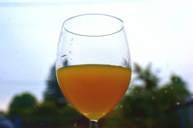 beyaz bir pencere üzerinde portakal suyu cam