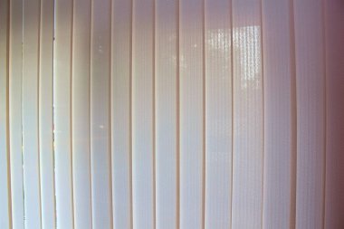 büyük bir pencerede beyaz güneşlikler