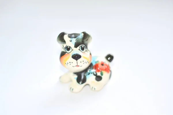 Beyaz arka plan üzerinde seramik köpek
