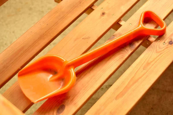 turuncu kürek. Kumda oynamak için plastik spatula