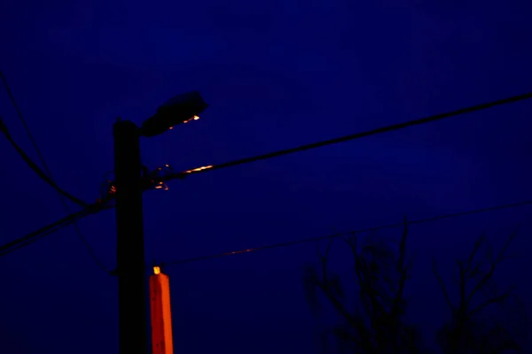 Gece gökyüzü. Şehirde yaz gece yarısı