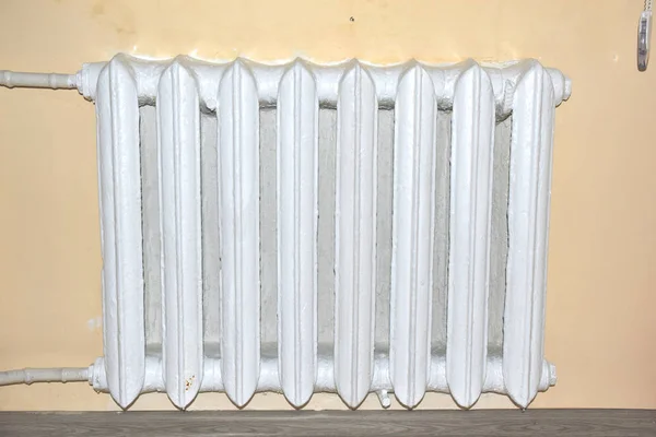 duvarda beyaz pil. Dökme demir radyatör