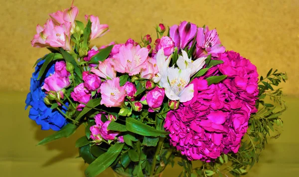 bir buket farklı renklerde çiçekler. Birçok farklı renk.