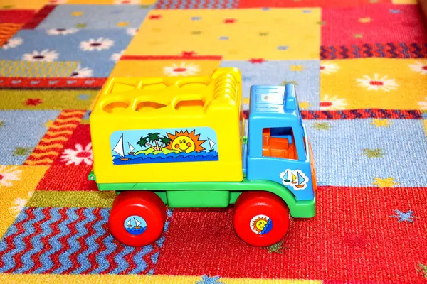 renkli bir halı üzerinde renkli makine