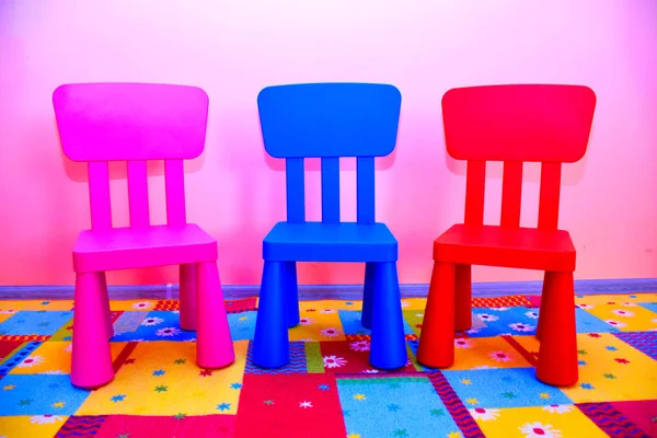 çok renkli sandalyeler. Çocuklar için plastik sandalyeler